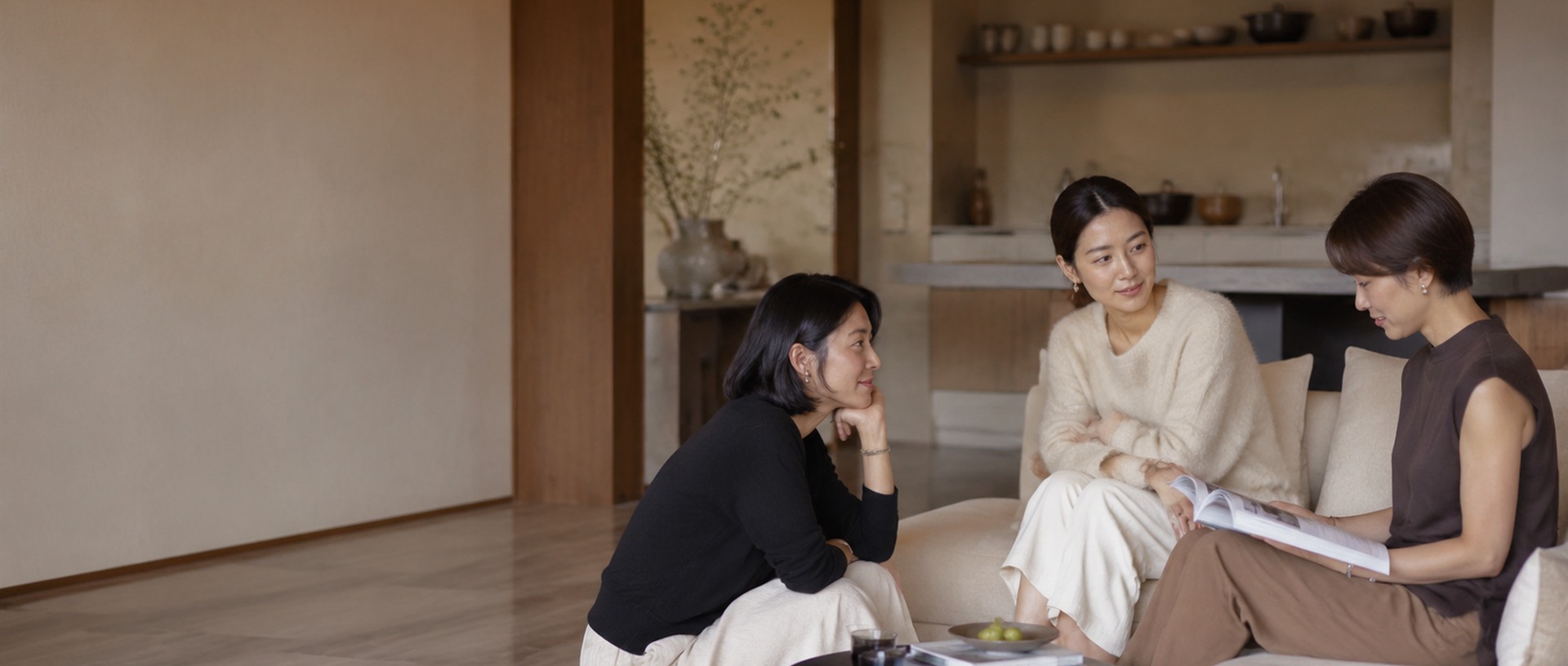 三位女性在家中交流阅读
