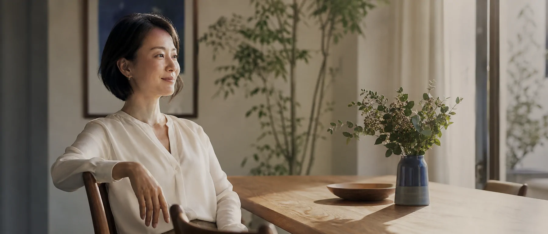 女性在明亮家中记录生活状态