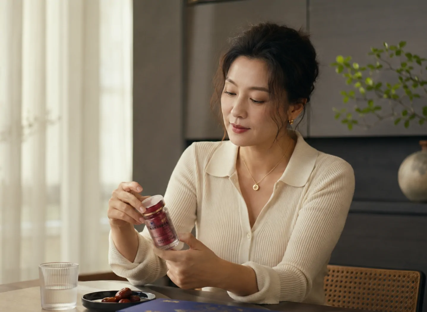 消费者查看依能静产品标签
