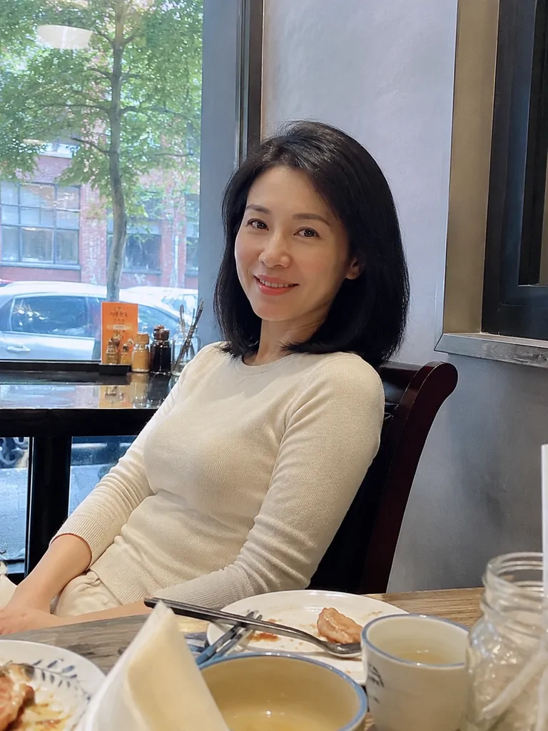 女性在餐厅中自然微笑