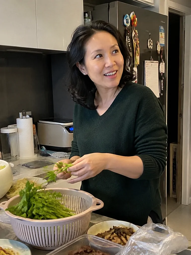 女性在厨房中准备食材